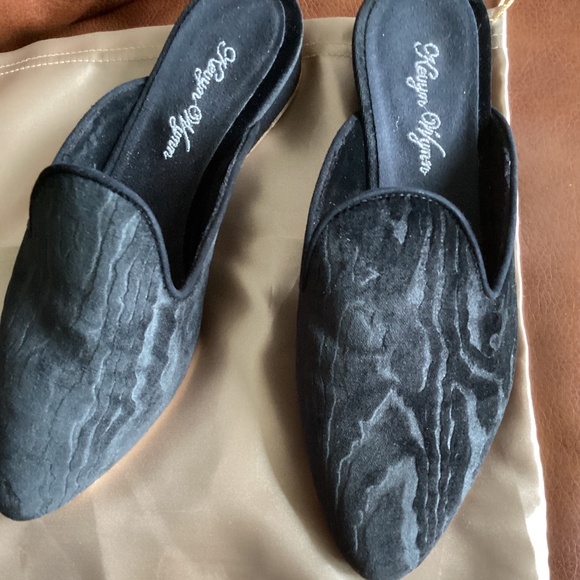 Kevyn Wynn Velvet Slide - Picture 1 of 3